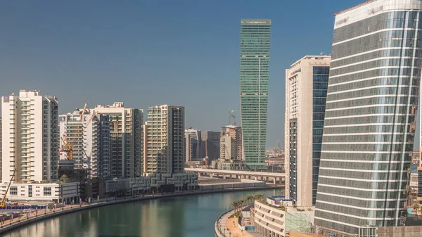 Ουρανοξύστες κοντά στο κανάλι στο Ντουμπάι με μπλε ουρανό εναέρια timelapse — Φωτογραφία Αρχείου