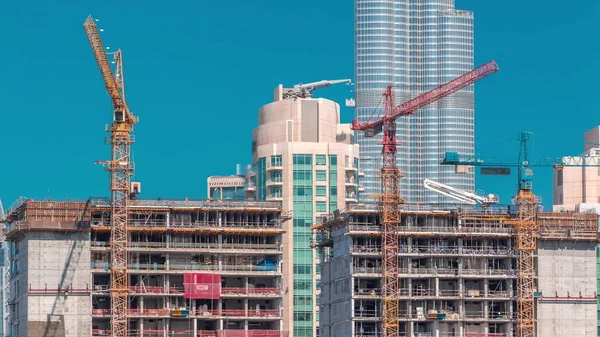 Construção de novos arranha-céus modernos na luxuosa cidade de Dubai, Emirados Árabes Unidos — Fotografia de Stock