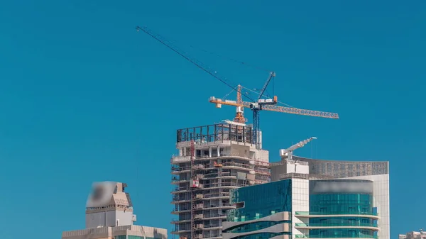 Construção de novos arranha-céus modernos na luxuosa cidade de Dubai, Emirados Árabes Unidos — Fotografia de Stock