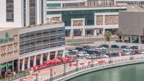 Estacionamento perto do canal em Dubai no dia ensolarado, UAE ar timelapse — Fotografia de Stock