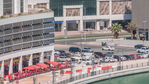 Parkering nära kanalen i Dubai på solig dag, Uae antenn timelapse — Stockfoto