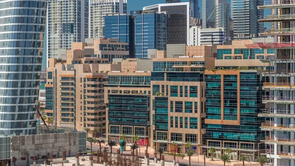 Hermosa vista de los nuevos rascacielos modernos en la ciudad de lujo de Dubai, Emiratos Árabes Unidos timelapse aérea —  Fotos de Stock