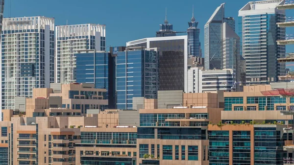 Hermosa vista de los nuevos rascacielos modernos en la ciudad de lujo de Dubai, Emiratos Árabes Unidos timelapse aérea —  Fotos de Stock