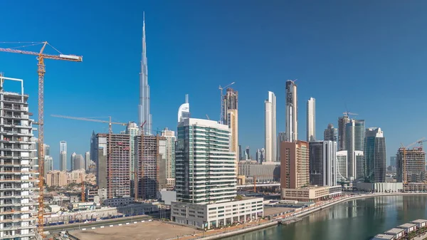 Rascacielos cerca de canal en Dubai con cielo azul timelapse aéreo —  Fotos de Stock