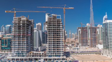 İnşaat halindeki gökdelenlerin havadan görünüşü Dubai 'de dev vinçler zaman ayarlı..