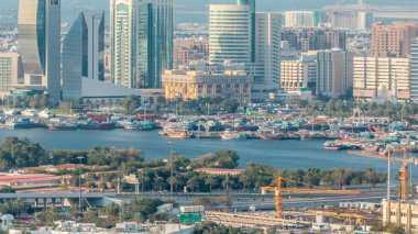 Lüks Dubai şehrindeki modern gökdelenlerin manzarası, Birleşik Arap Emirlikleri Havacılık Zaman Alanı