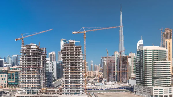 Rascacielos cerca de canal en Dubai con cielo azul timelapse aéreo —  Fotos de Stock