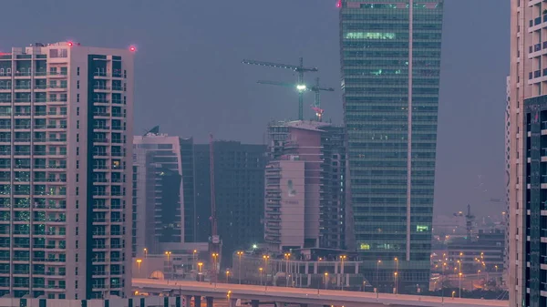 Schöne Aussicht auf neue moderne Wolkenkratzer in luxuriöser Dubai-Zeitraffer-Antenne. Übergang von der Nacht zum Tag — Stockfoto