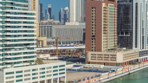 Építés Dubai központjában között modern felhőkarcolók, Egyesült Arab Emírségek timelapse antenna — Stock Fotó