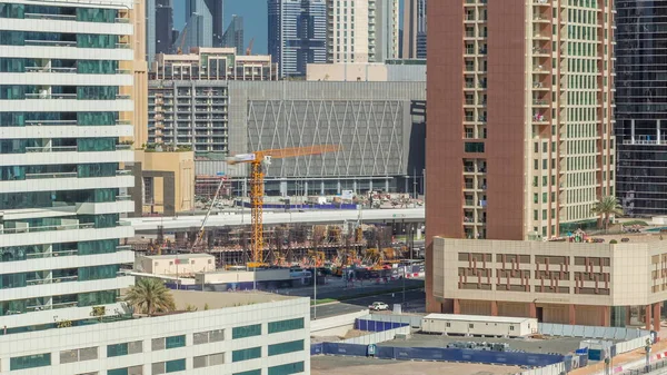 Dubai 'nin merkezinde modern gökdelenler, Birleşik Arap Emirlikleri zaman çizelgeleri arasında inşaat — Stok fotoğraf