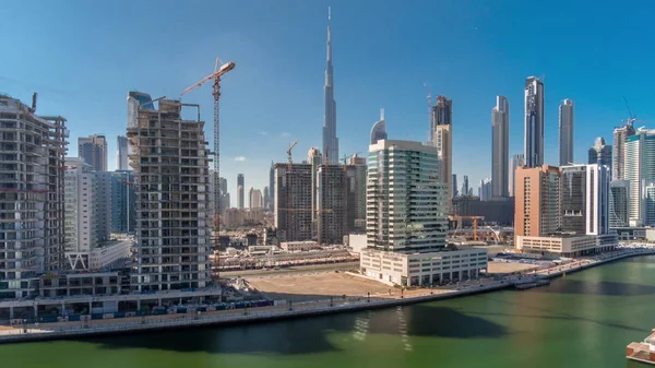 Rascacielos cerca de canal en Dubai con cielo azul timelapse aéreo —  Fotos de Stock