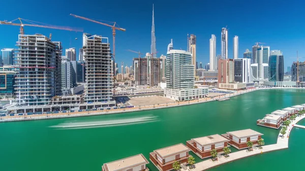 Rascacielos cerca del canal en Dubai cerca del maravilloso timelapse aéreo del canal —  Fotos de Stock