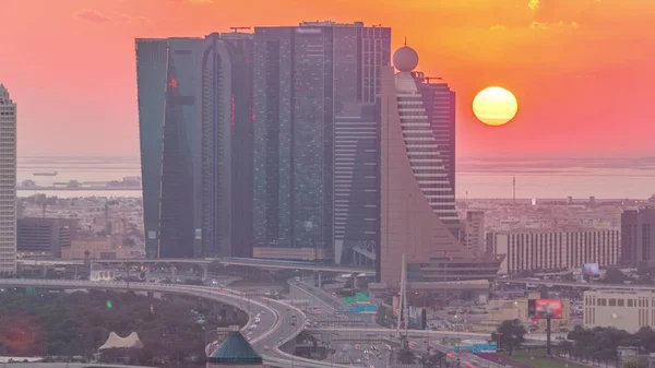 Vista de edificios modernos en la ciudad de lujo de Dubai al atardecer timelapse aéreo —  Fotos de Stock