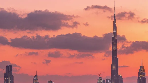 Uitzicht op moderne gebouwen in luxe Dubai stad bij zonsondergang luchtfoto timelapse — Stockfoto