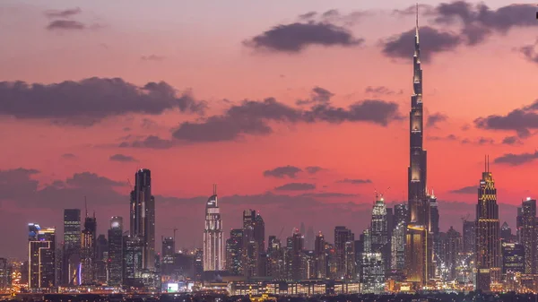 Vista di edifici moderni nella lussuosa città di Dubai al tramonto timelapse aerea — Foto Stock