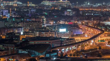 Gece şehrin ritmi Dubai Creek 'te havadan zaman ayarlı.
