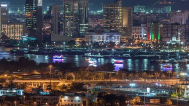 Geceleri şehrin ritmi böyle. Dubai 'deki gökdelenlerin ve kanalların görüntüsü.