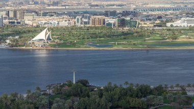Lüks Dubai şehrindeki yeni modern binaların manzarası, Birleşik Arap Emirlikleri Hava Saati