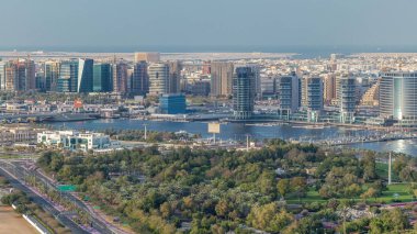 Dubai şehrindeki yeni modern binalar ve yeşil park, Birleşik Arap Emirlikleri Hava Saati