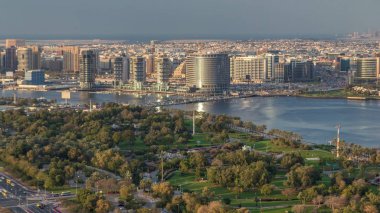 Lüks Dubai şehrindeki yeni modern binaların manzarası, Birleşik Arap Emirlikleri Hava Saati