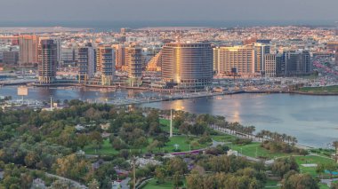 Lüks Dubai şehrindeki yeni modern binaların manzarası, Birleşik Arap Emirlikleri Hava Saati