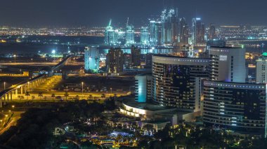 Lüks Dubai şehrindeki yeni modern binaların ve ışıkların gece görüşü, Birleşik Arap Emirlikleri Hava Zamanlaması