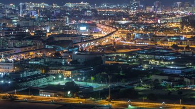 Dubai şehrinin gece ritmi. Havadan zaman ayarlı.