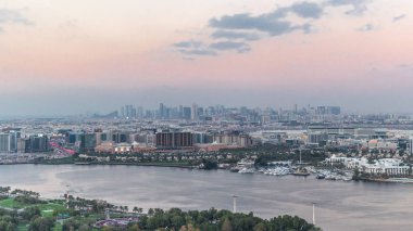 Lüks Dubai şehrinde yeşil ağaçları olan yeni modern şehir manzarası, Birleşik Arap Emirlikleri Hava Zamanlaması