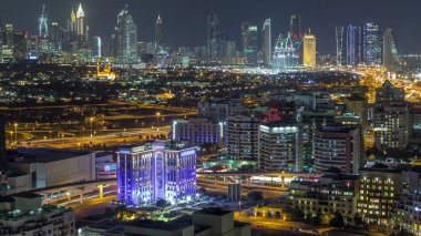 Dubai Havacılık 'taki aydınlık binaların, apartmanların ve gökdelenlerin modern görüntüsü