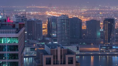 Büyük şehir Dubai 'de şafak söküyor. Havadan sabaha geçiş zamanı.