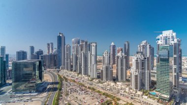 Business Bay, Dubai, Uae 'de birçok gökdelenli modern konut ve ofis kompleksi.