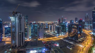 Aydınlatılmış binaların ve modern Dubai şehrindeki yüksek trafiğin havadan görünüşü, Birleşik Arap Emirlikleri Hava Saati