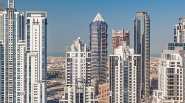 Business Bay, Dubai, Uae 'de birçok gökdelenli modern konut ve ofis kompleksi.