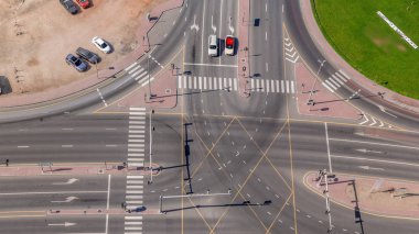 Dubai 'deki bir kavşağın üzerindeki şehir trafiği..