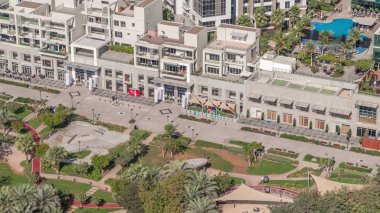 Business Bay 'deki Bay Avenue Parkı' nda modern konut ve ofis kompleksinin yanında.