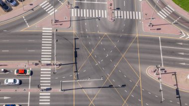 Dubai 'deki bir kavşağın üzerindeki şehir trafiği..