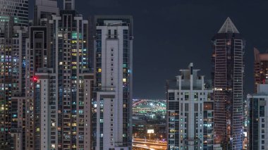 Business Bay, Dubai, Uae 'de birçok gökdelen gece zaman ayarlı modern konut ve ofis kompleksi.