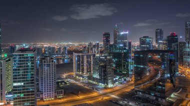 Dubai 'nin iş hangarı kuleleri hava gece zaman çizelgesi.