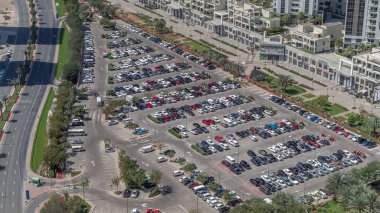Dubai, Uae 'de geniş otoparklarda hava manzaralı araçlar..