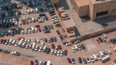 Dubai, Uae 'de geniş otoparklarda hava manzaralı araçlar..