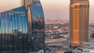Zaman atlamalı yoğun trafik ve gökdelenler ile Dubai şehir caddesi.