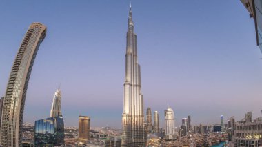 Gün batımından sonra Dubai 'nin panoramik gökyüzü manzarası Alışveriş merkezi, çeşmeler ve gökdelenlerle