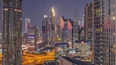 Modern gökdelenler ile Dubai Uluslararası Finans Merkezi ilçe gece timelapse gün