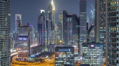 Modern gökdelenler gece timelapse ile Dubai Uluslararası Finans Merkezi ilçe