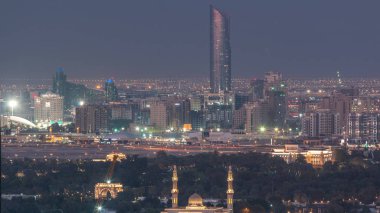 Gün batımından sonra festival şehriyle Dubai Deresi 'ne giden hava manzarası