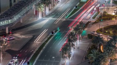 Trafik gecesinde birçok ulaşım aracıyla kesişme zamanının görüntüsü