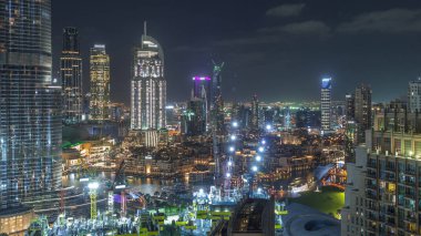 Dubai şehir merkezindeki gökdelenlerin muhteşem havadan görünümü gece saati, Dubai, Birleşik Arap Emirlikleri