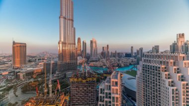 Dubai şehir merkezindeki panoramik gökyüzü manzarası. Alışveriş merkezi, çeşmeler ve gökdelenler.
