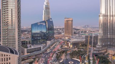 Gün batımından sonra Dubai 'nin panoramik gökyüzü manzarası Alışveriş merkezi, çeşmeler ve gökdelenlerle