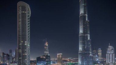 Alışveriş merkezi, çeşmeler ve gökdelenlerle Dubai 'nin panoramik gökyüzü manzarası.